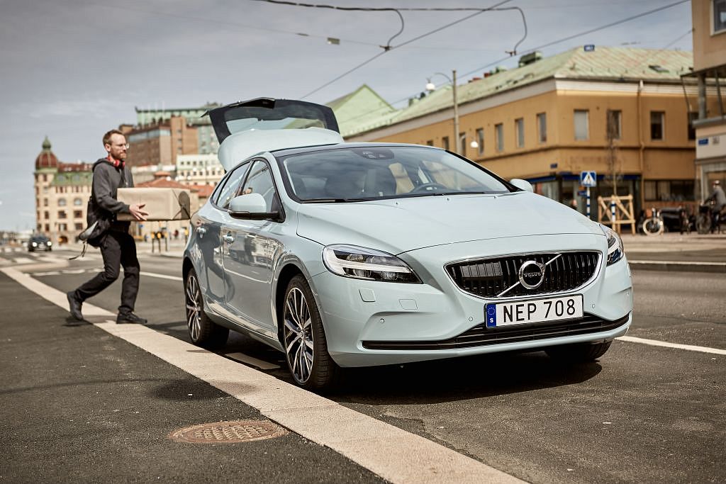 190635_Volvo_Cars_pioneers_two_hour_in_car_delivery_service_with_Swedish_start_up