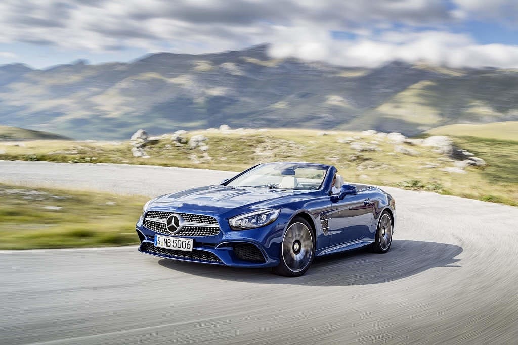 Mercedes-Benz SL 500. Brillantblau mit AMG Line. Mercedes-Benz SL 500. Brilliant blue with AMG Line.