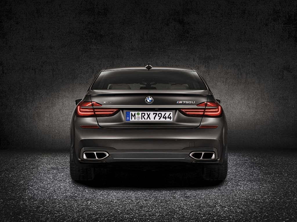 BMW M760Li xDrive - Exterior - BMW Individual Frozen Dark Brown metallic 