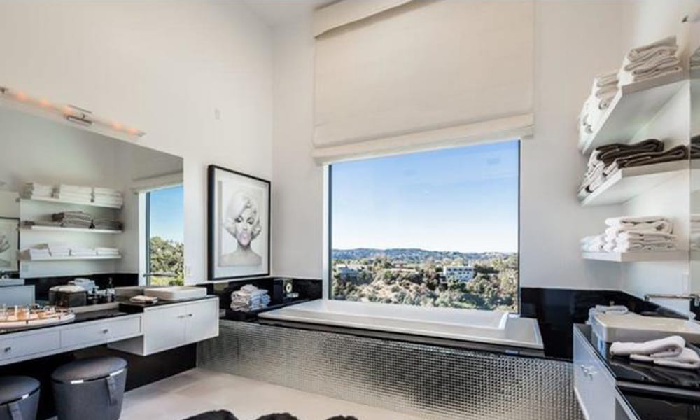 John-Legend-And-Chrissy-Teigen-Beverly-Hills-Real-Estate-Master-bathroom 16-21-40-447