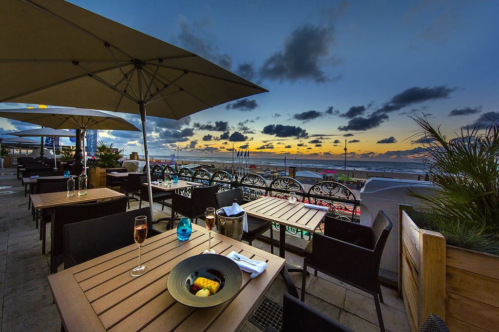 Waves restaurant terras