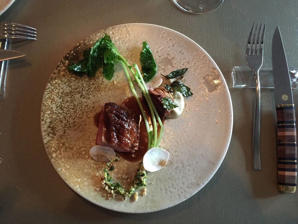 Lamszadel, gefrituurde artisjokken.