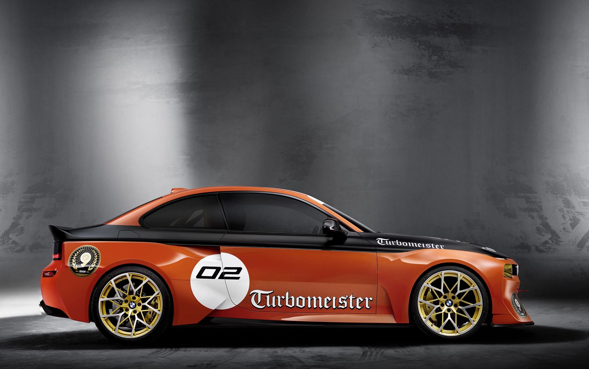 P90230178_highRes_bmw-2002-hommage-08-