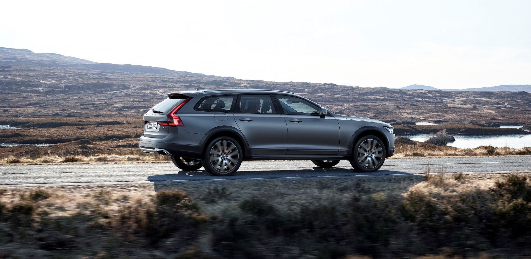 198678_new_volvo_v90_cross_country_driving_matte