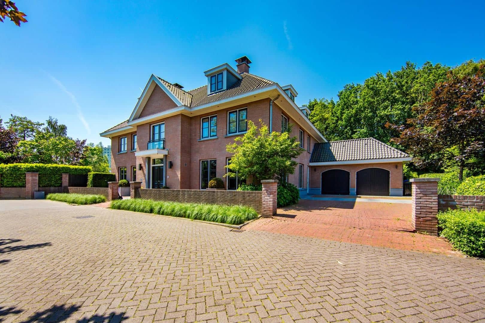 tiara_7059fc1209d264bb7af0cd9cdab69b43_1465430400000