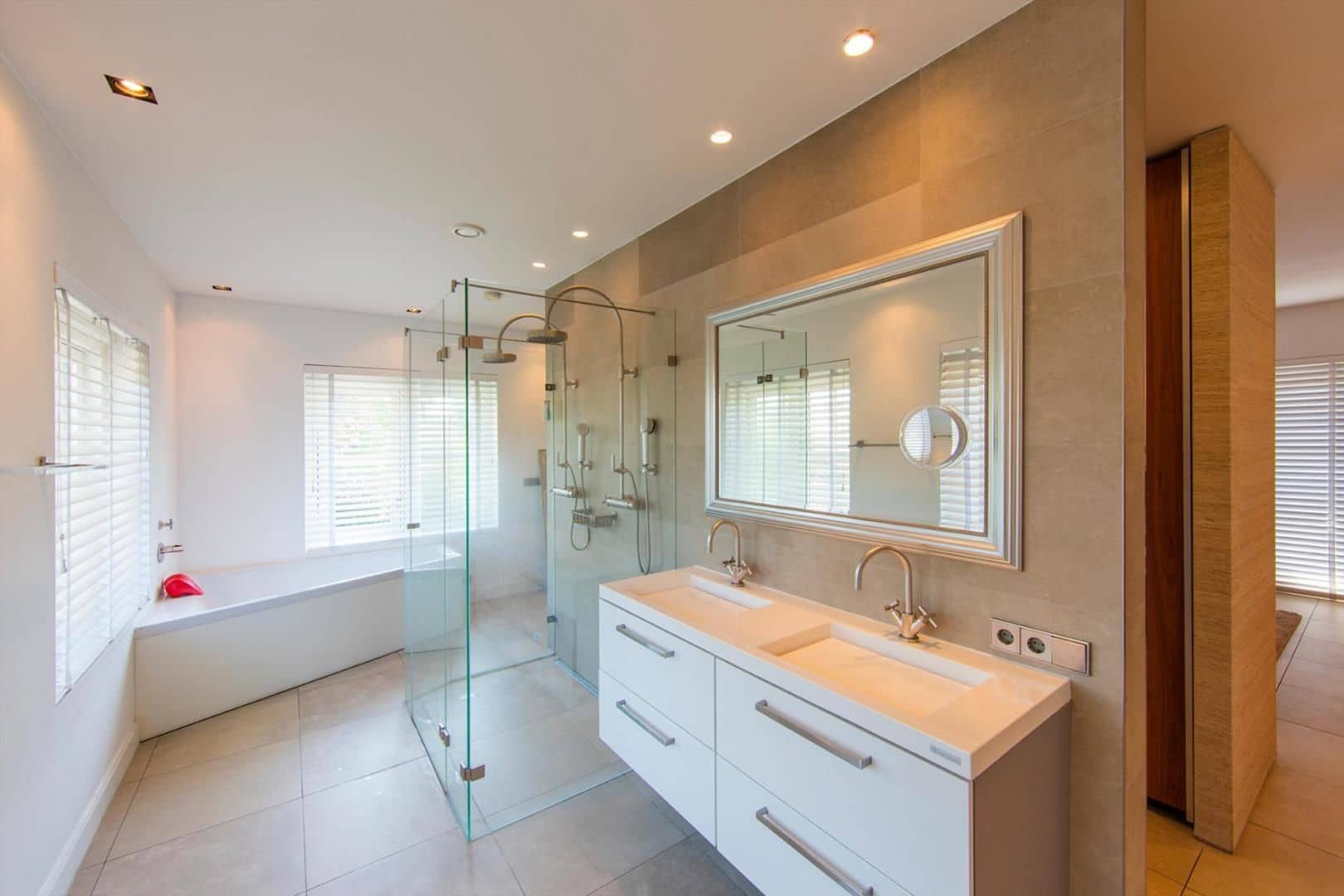 tiara_834e5c9db123568a3b8b38a7c5dd0c03_1465430400000