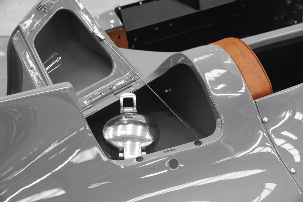 jaguar d-type land rover le mans Pure Luxe