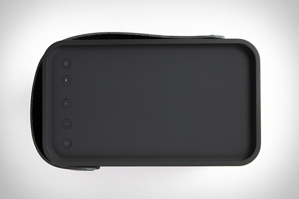 Bang & Olufsen Beoplay Beolit 17 bluetooth speaker Pure Luxe