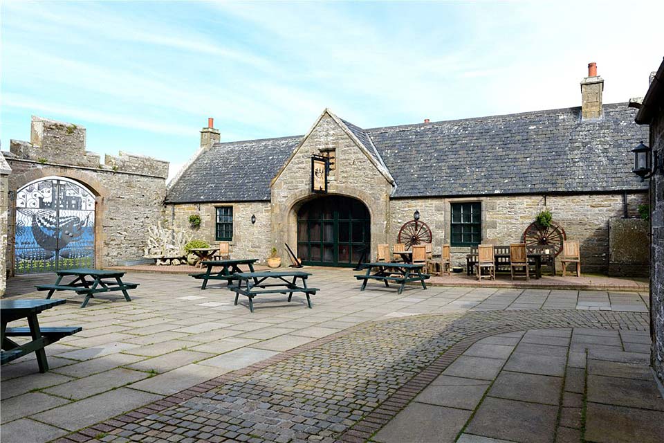 ackergill tower kasteel engeland sinclair bay knight frank Pure Luxe