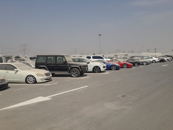 dubai verlaten auto's supercars Pure Luxe