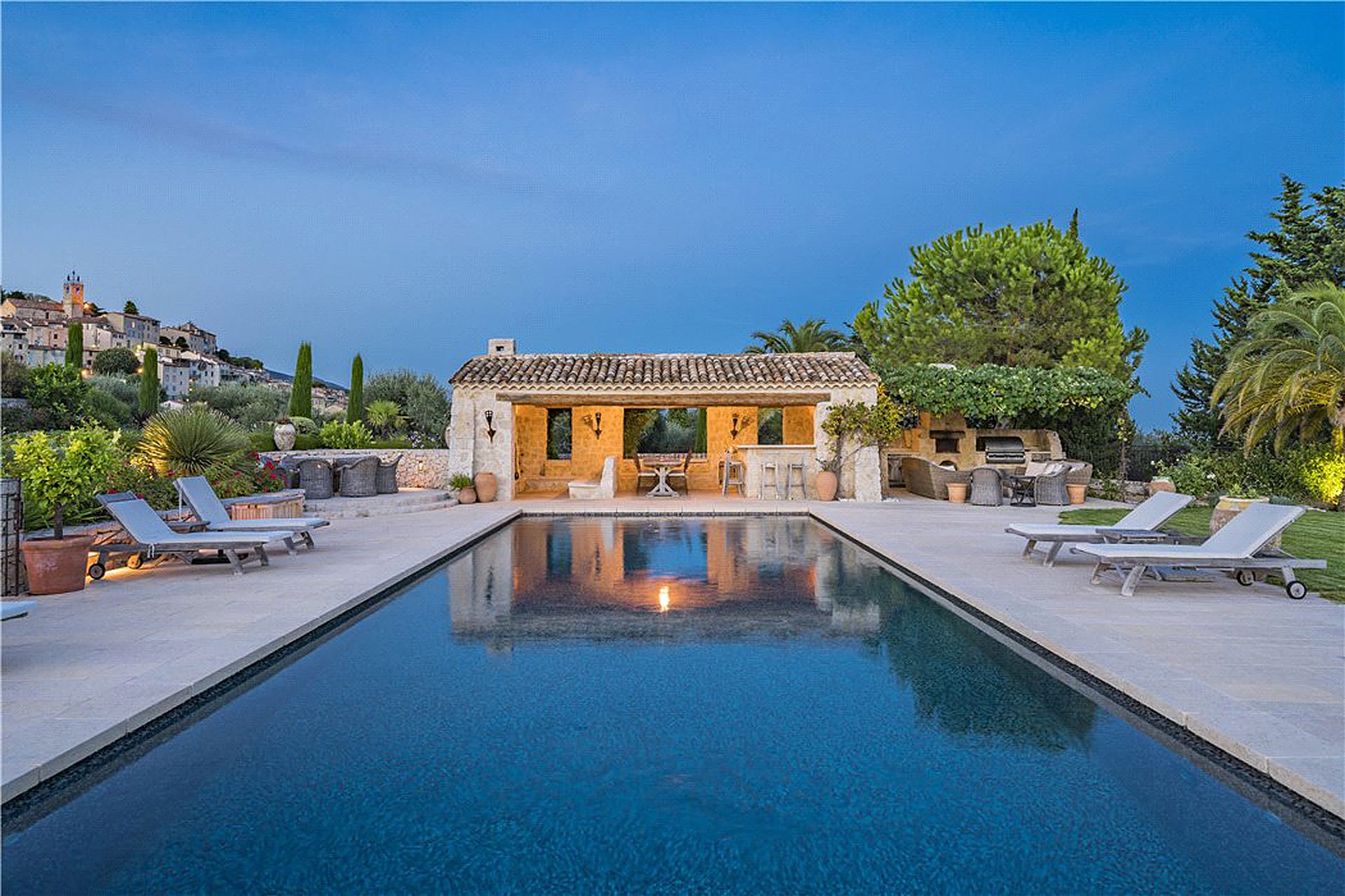 chateauneuf de grasse villa frankrijk côte d'azur knight frank Pure Luxe