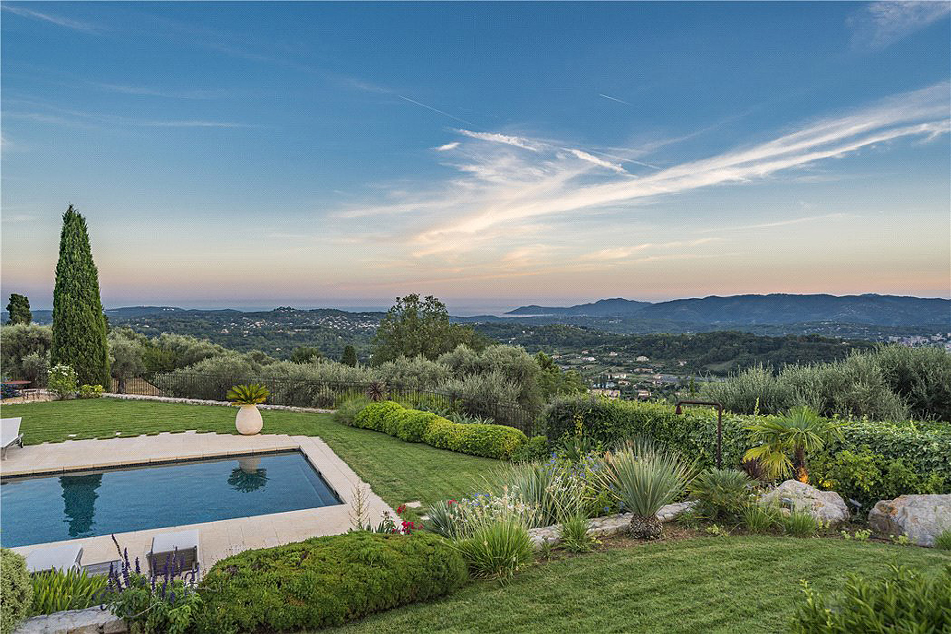 chateauneuf de grasse villa frankrijk côte d'azur knight frank Pure Luxe