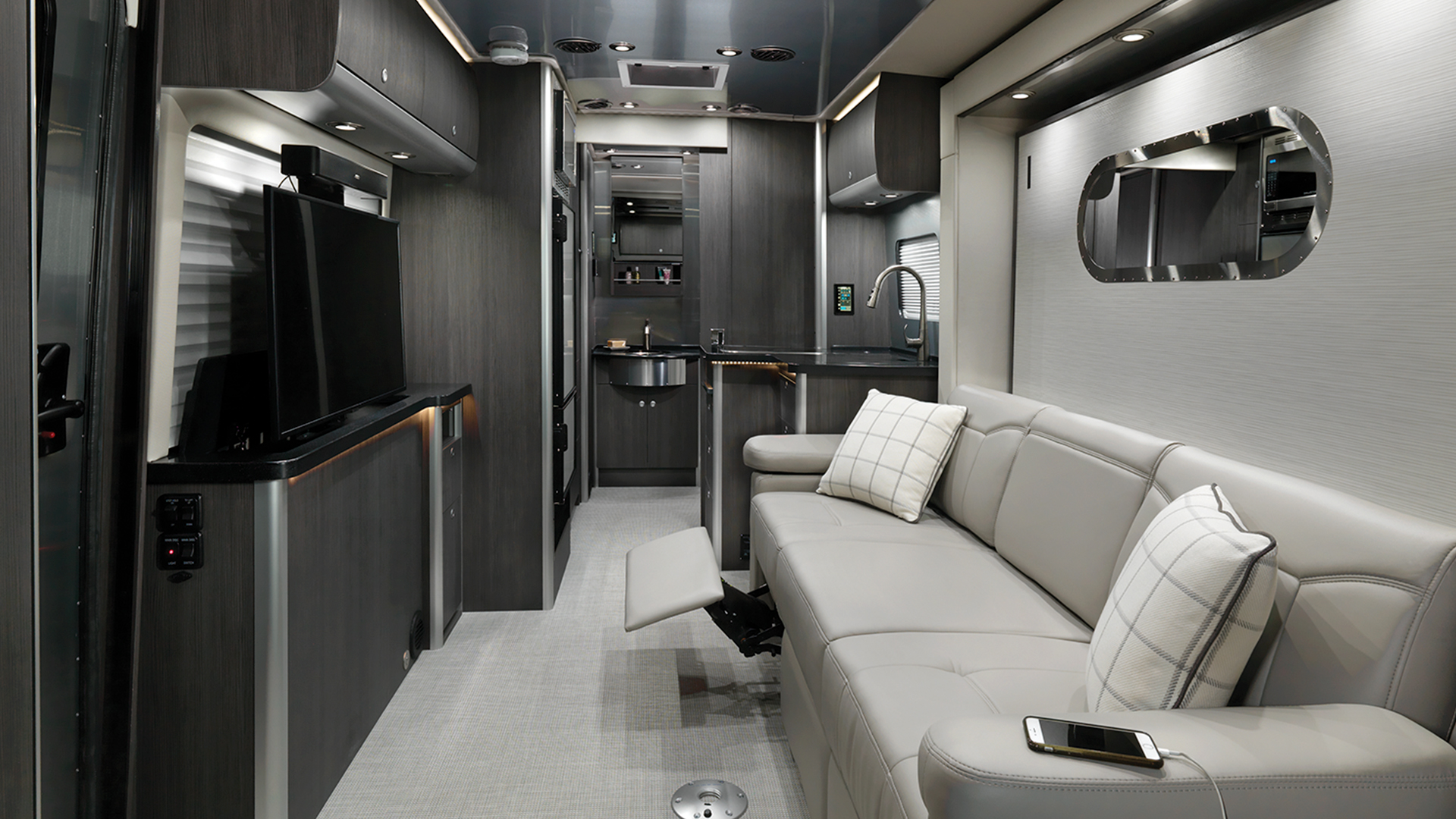 Mercedes-Benz-Airstream-2