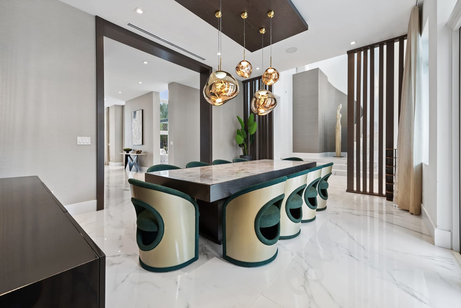 Uniek landgoed van $20 miljoen in Florida een Ferrari in de bioscoopmuur.