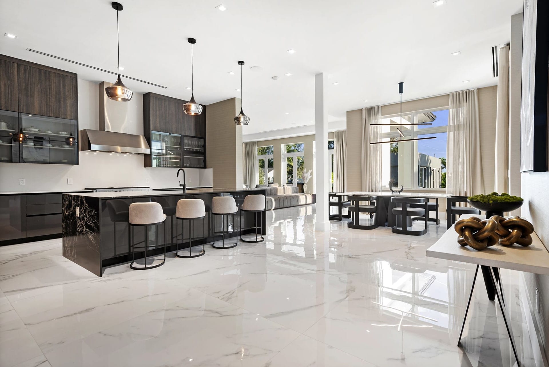 Uniek landgoed van $20 miljoen in Florida een Ferrari in de bioscoopmuur.