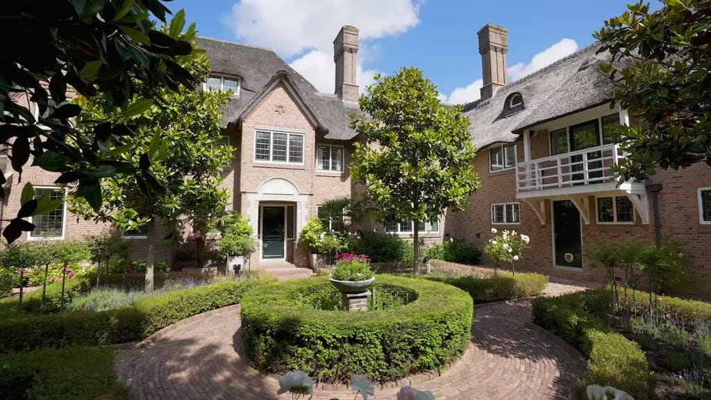 Rijksmonumentaal (dubbel) landhuis 'Hagheweyde' met botenhuis, toegang tot de Kagerplassen, grote garage en gesitueerd op 5.750 m² eigen grond