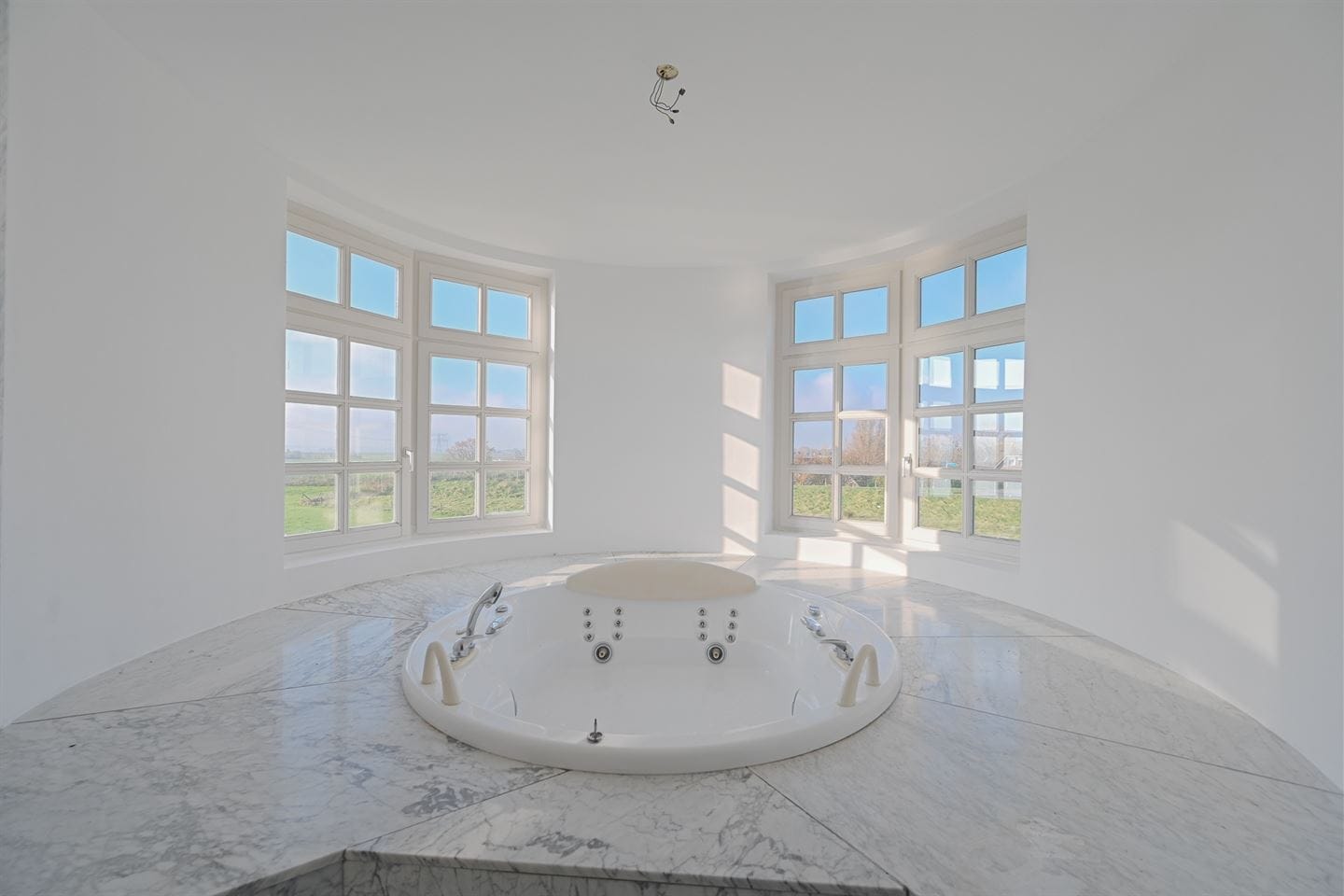 Unieke, Witte Villa met Karakteristiek Torentje aan het Spui