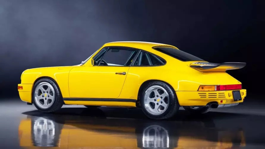 De achterzijde van de geveilde Porsche 911 Ruf CTR