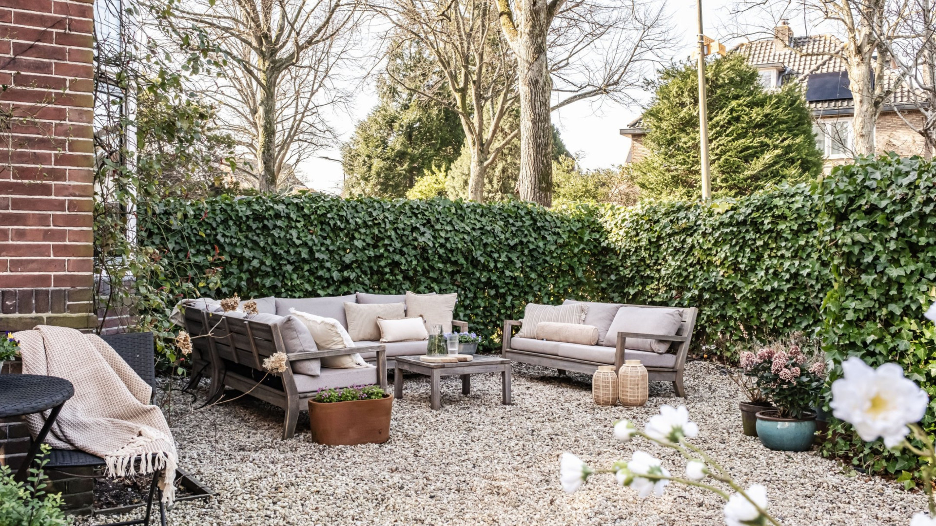 De tuin van de villa van Elise Schaap in Bloemendaal