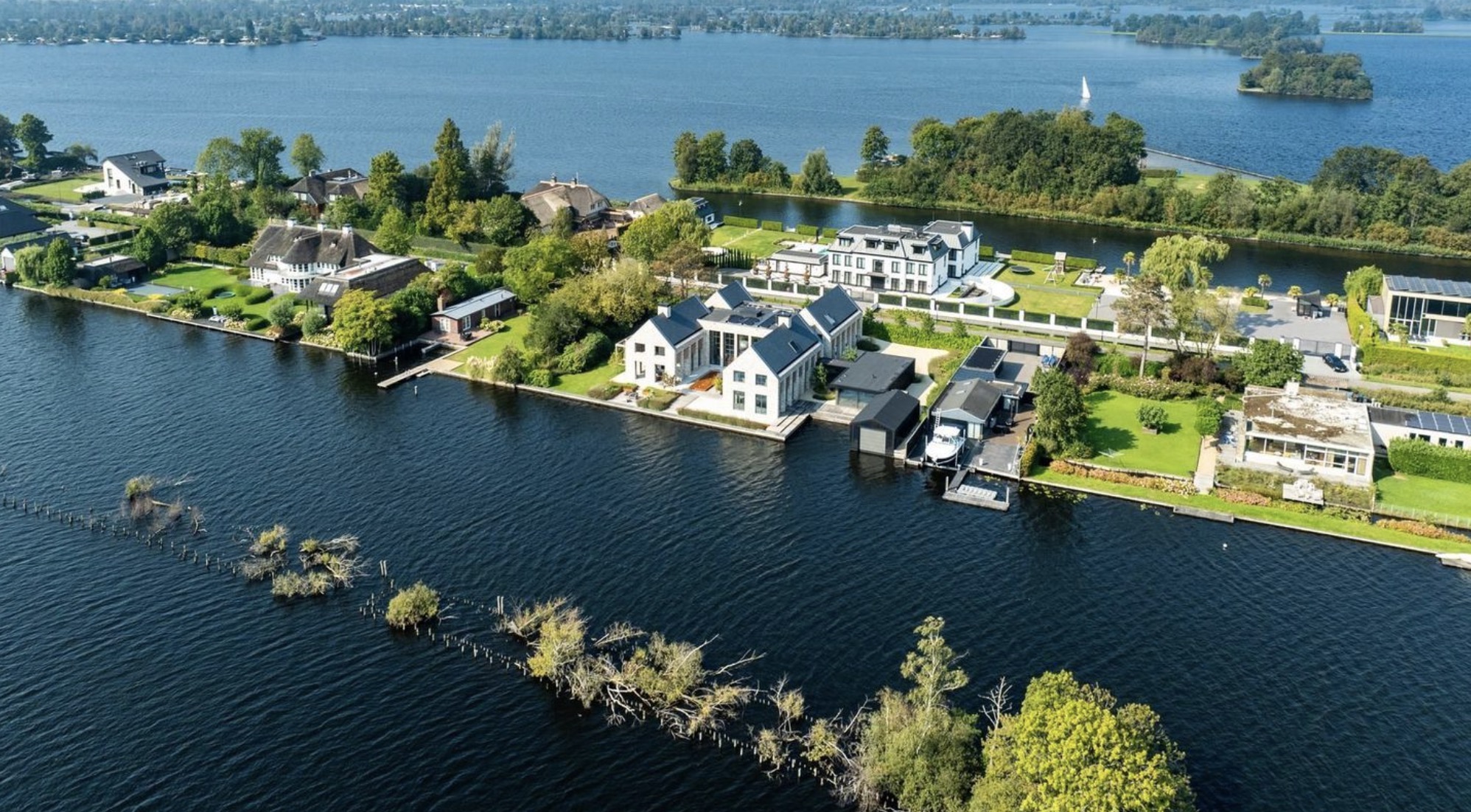 De villa van voormalig Action-directeur Hans van Hattem in Vinkeveen